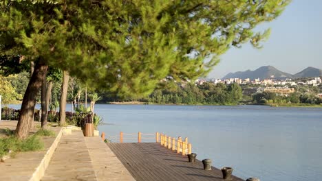 vista del lago. muelle junto al lago