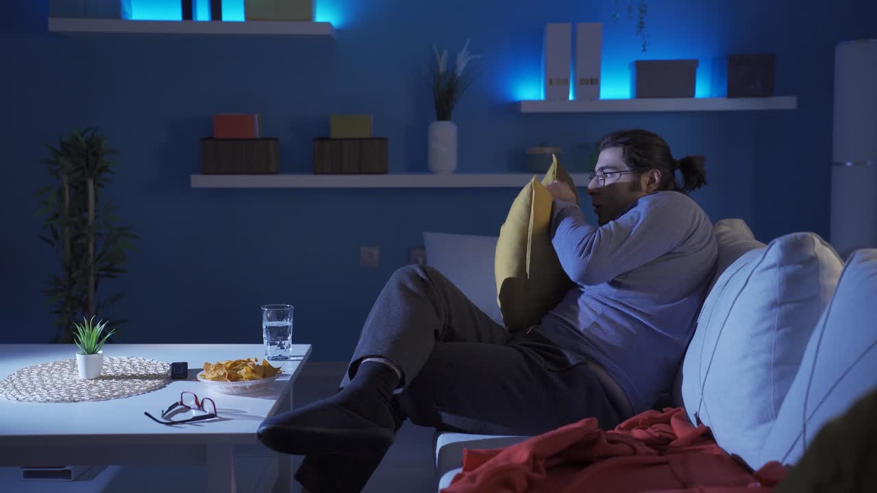 Uomo divertente che guarda un film e si spaventa.