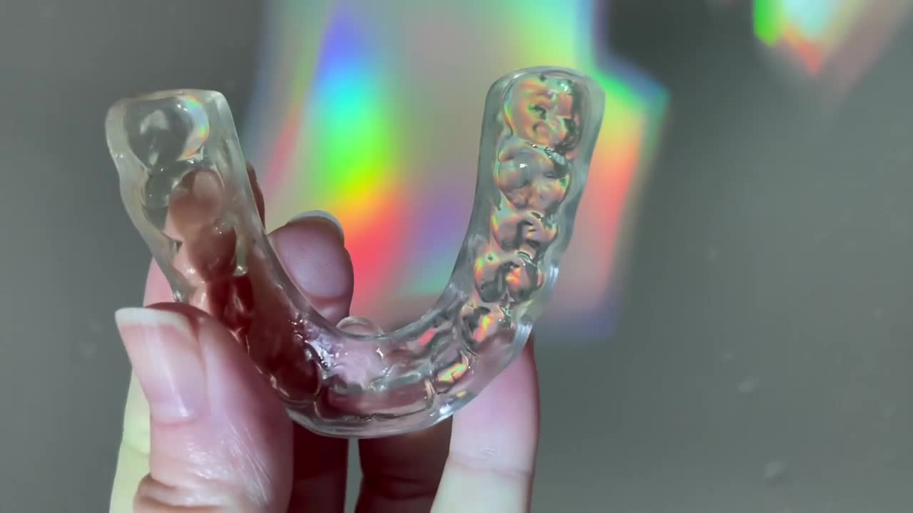 수면 중 만성적인 이갈이 및/또는 악물기로부터 치아를 보호하기 위해 맞춤 제작된 치과용 나이트 가드