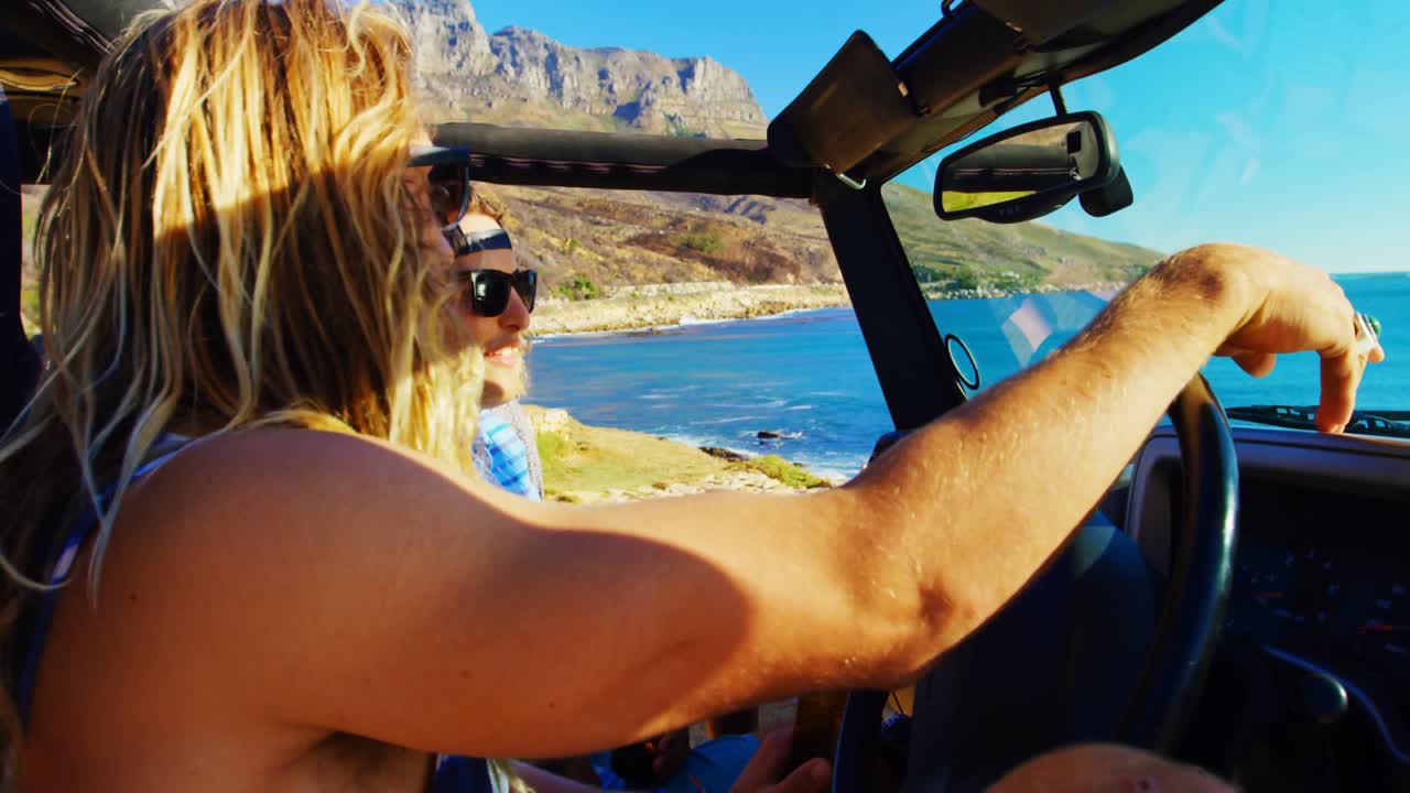 grupo de amigas que interactúan entre sí en el coche 4k
