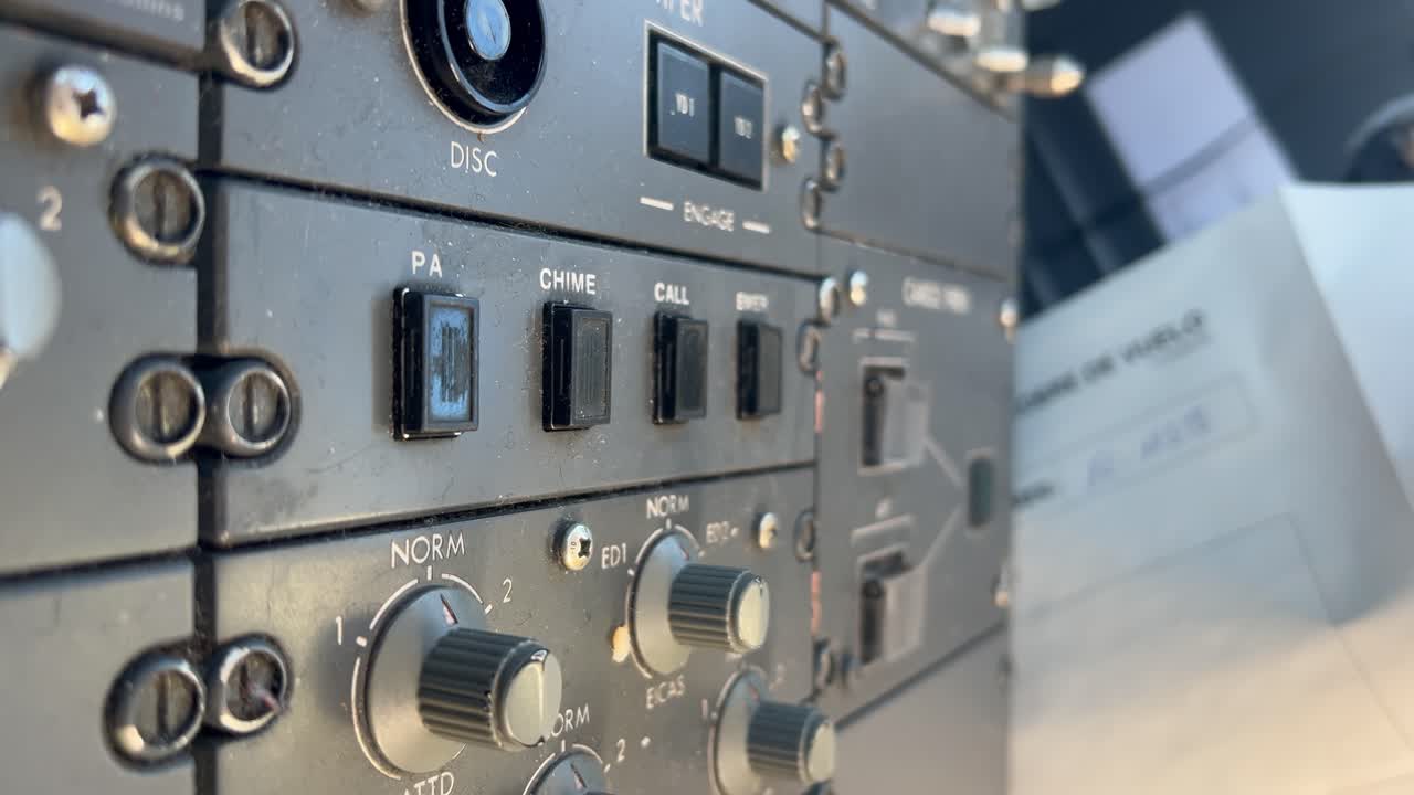 vista de cerca del botón de llamada de emergencia presionado por el capitán en una emergencia simulada