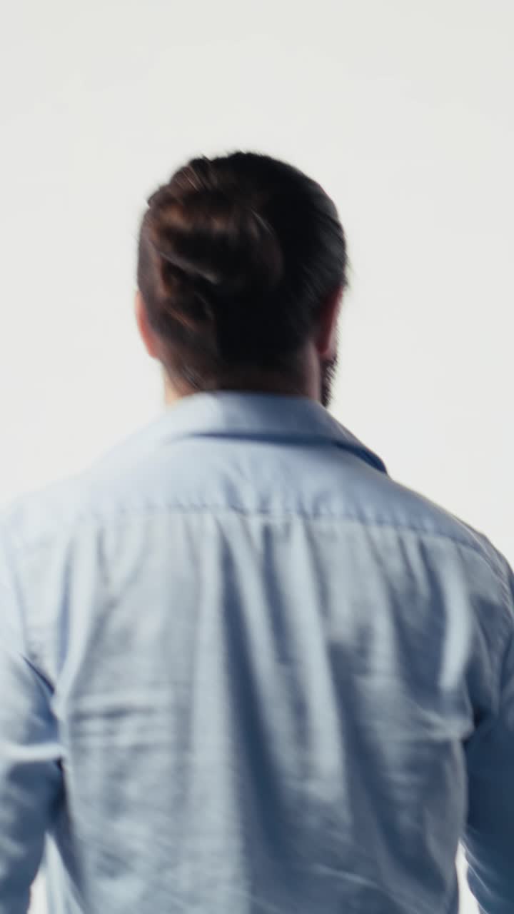 Vertical Video E commerce expert connecting on social media web platforms