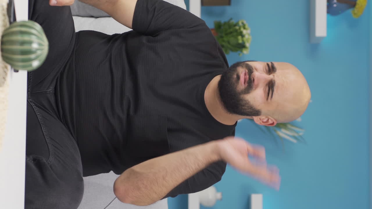 el video vertical del hombre que huele mal olor está perturbado y disgustado.