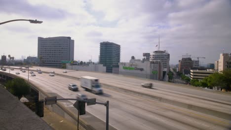 samochody jadące autostradą w los angeles