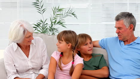 Abuelos-Con-Nietos-Charlando