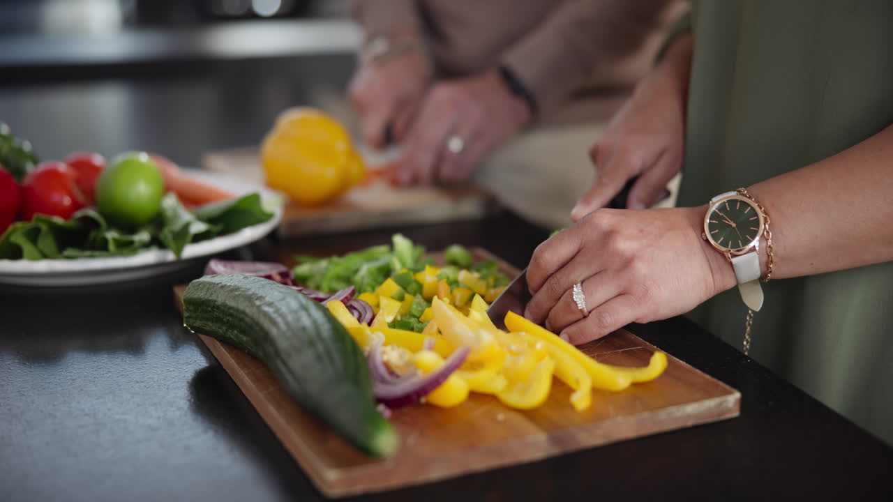 Cibo, mani e cucina, coppia in cucina