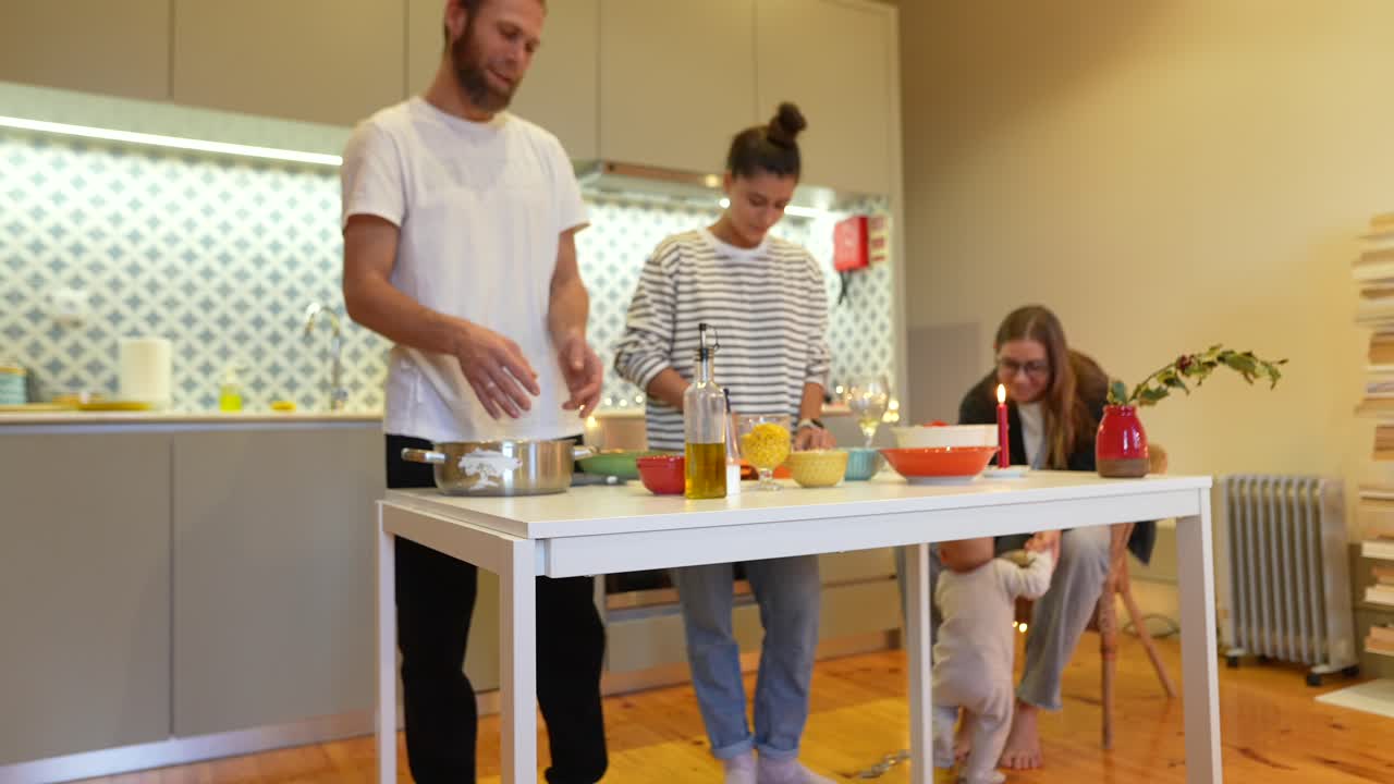 la familia cocinando juntos