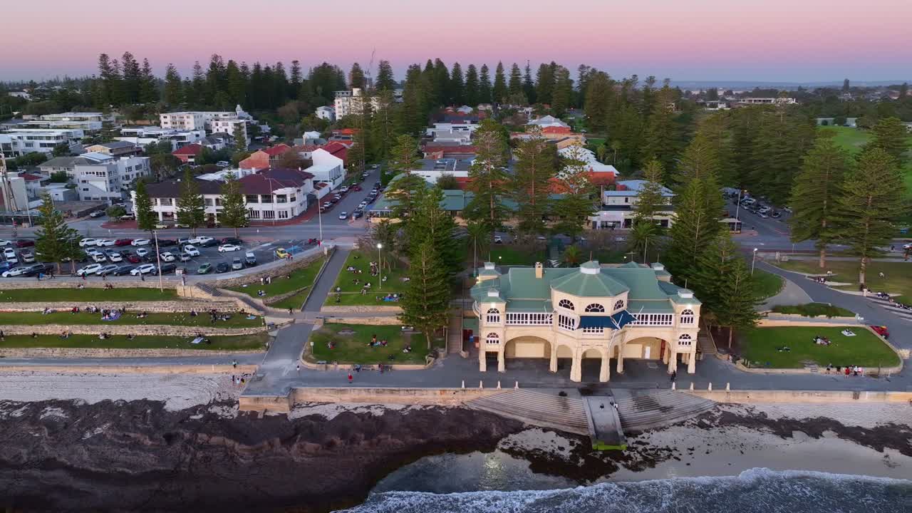 서부 오스트레일리아 퍼스 시끄러운 저녁에 유명한 건물 근처에 앉아있는 사람들과 함께 cottesloe beach aerial