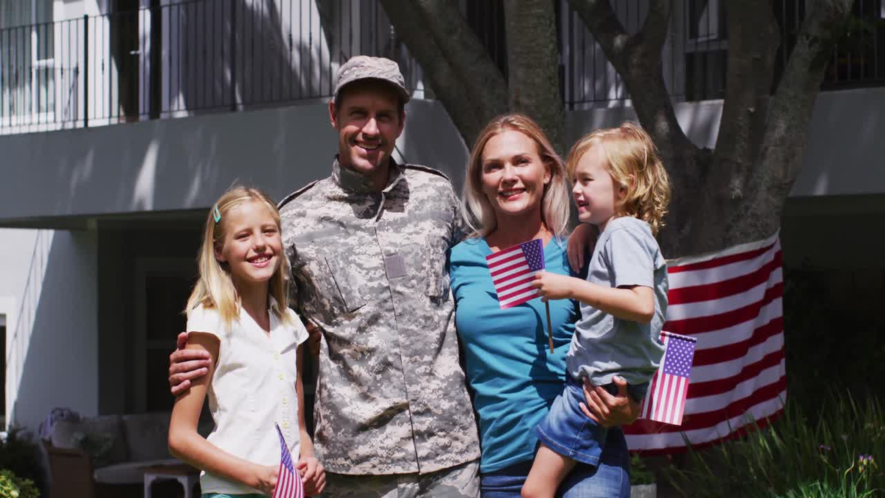 유니폼 을 입은 백인 군인 과 그 의 가족 이 정원 에서 웃고 있는 초상화