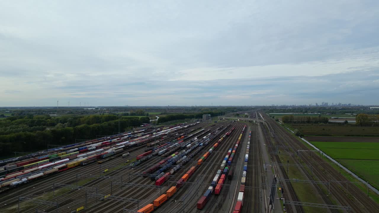 volando sobre el patio de clasificación de la estación kijfhoek en el sureste de rotterdam, países bajos
