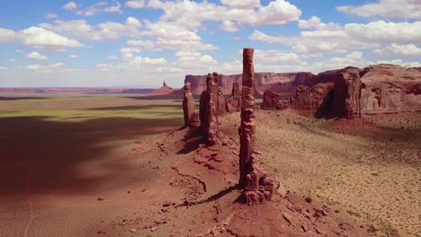 Wunderschöne-Inspirierende-Luft-über-Spitzen-Und-Felsformationen-Im-Monument-Valley-Utah-1