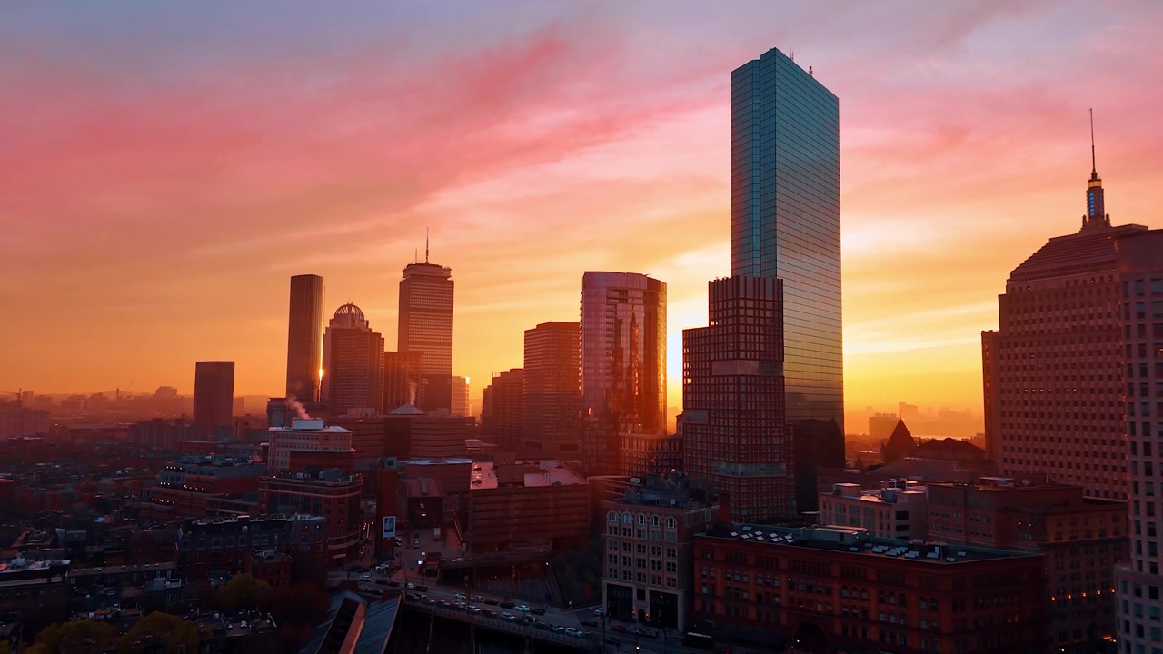 Ora d'oro nella bellissima e moderna Boston, Massachusetts, USA. Colori sbalorditivi nel cielo sopra la città al tramonto. Veduta aerea
