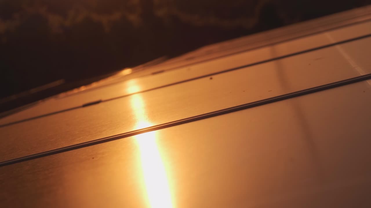 concepto de energía verde renovable y futuras innovaciones energía alternativa. increíble puesta de sol vista aérea de paneles solares de pie en fila en los campos de energía verde paisaje de energía eléctrica ecología