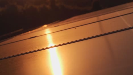 concepto de energía verde renovable y futuras innovaciones energía alternativa. increíble puesta de sol vista aérea de paneles solares de pie en fila en los campos de energía verde paisaje de energía eléctrica ecología