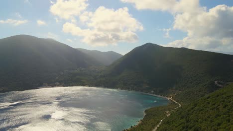 Bahía-Griega-Rodeada-De-Paisajes-Montañosos-Con-Caminos-Que-Recorren-La-Costa