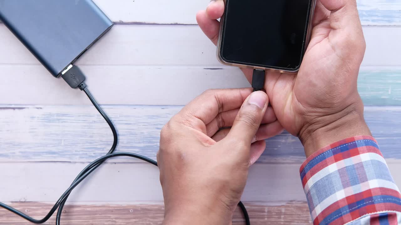 cargar un teléfono inteligente con un banco de energía