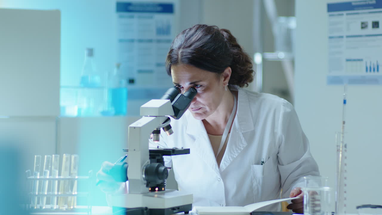 Cientista usando um microscópio em um laboratório