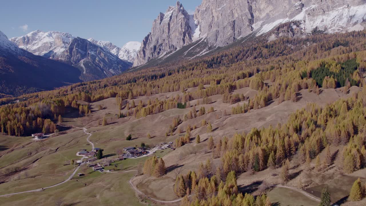 Cortina d'Ampezzo med efterårsløv og tårnhøje Dolomitter, Italien