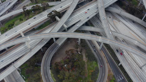 Antena:-Espectacular-Vuelo-Sobre-El-Intercambio-Judge-Pregerson-Que-Muestra-Múltiples-Caminos,-Puentes,-Autopistas-Con-Poco-Tráfico-De-Automóviles-En-Los-Ángeles,-California,-En-Un-Hermoso-Día-Soleado