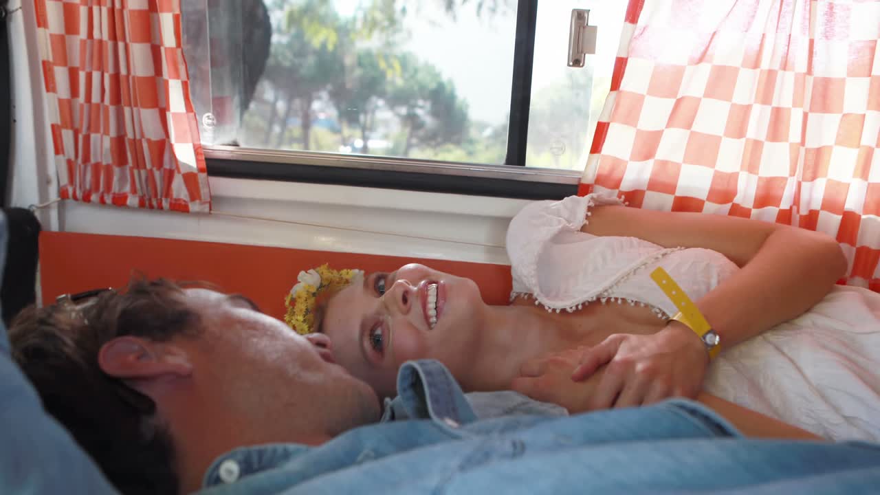 캠퍼 밴 4k에서 휴식을 취하는 커플