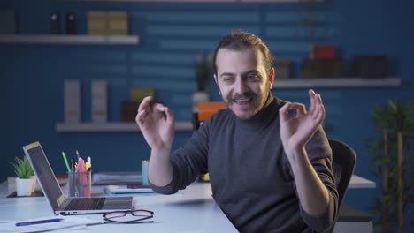 hombre de negocios trabajando sin problemas y felizmente en su oficina en casa.