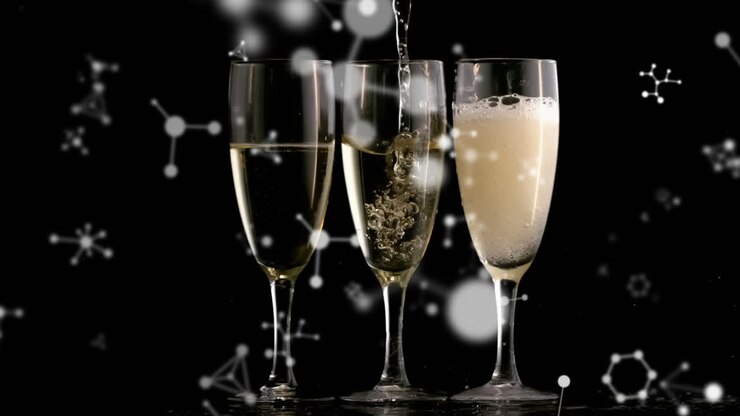 Animazione di reti che fluttuano sopra champagne versato in tre bicchieri su sfondo nero.
