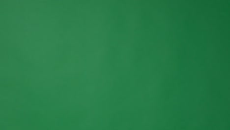 dedo de la mano apuntando sobre fondo verde