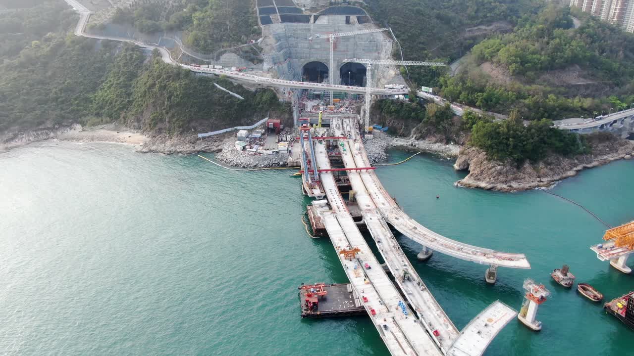 proyecto de construcción del enlace cruzado de la bahía de hong kong, un puente doble de dos carriles que conecta el túnel tseung kwan o lam tin con la carretera wan po, vista aérea