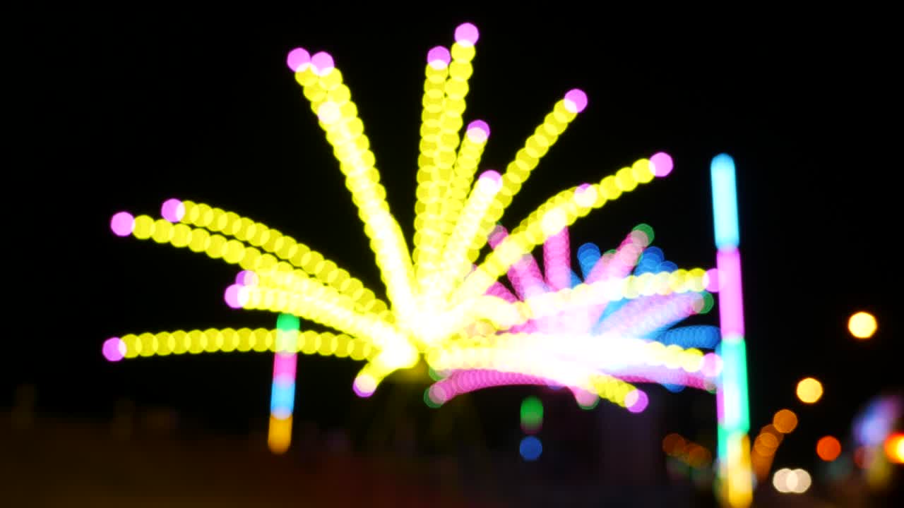 밤에는 파란색 효과의 빛이 있습니다.