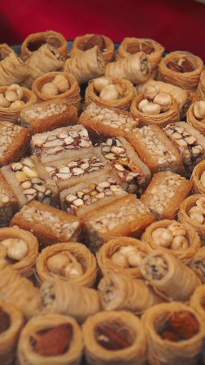Çeşitli Geleneksel Orta Doğu Baklavası ve Kuruyemişli Tatlılar