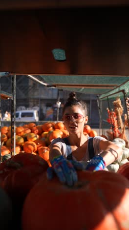 mujer vendiendo calabazas en un mercado
