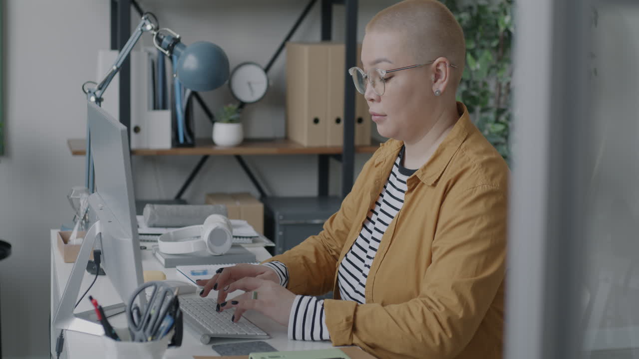 donna che lavora al computer in un ufficio moderno
