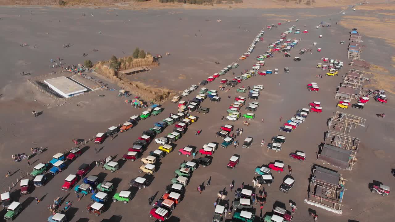 Jeeps estacionados en el volcán Bromo. Indonesia, Java Oriental