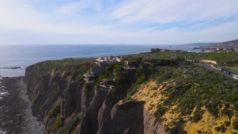 Toma-Aérea-Ascendente-Revela-Lujosas-Casas-Con-Vista-Al-Mar-En-Lo-Alto-De-Los-Acantilados-Del-Mar