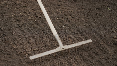 Arbeiten-Im-Garten-–-Rechen-Ebnen-Den-Boden-Für-Die-Bepflanzung