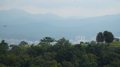 Helicóptero-De-Carga-Boeing-Ch-47-Chinook-Sobrevolando-El-Pico-De-La-Montaña-Achasan-De-Seúl-Durante-El-Día