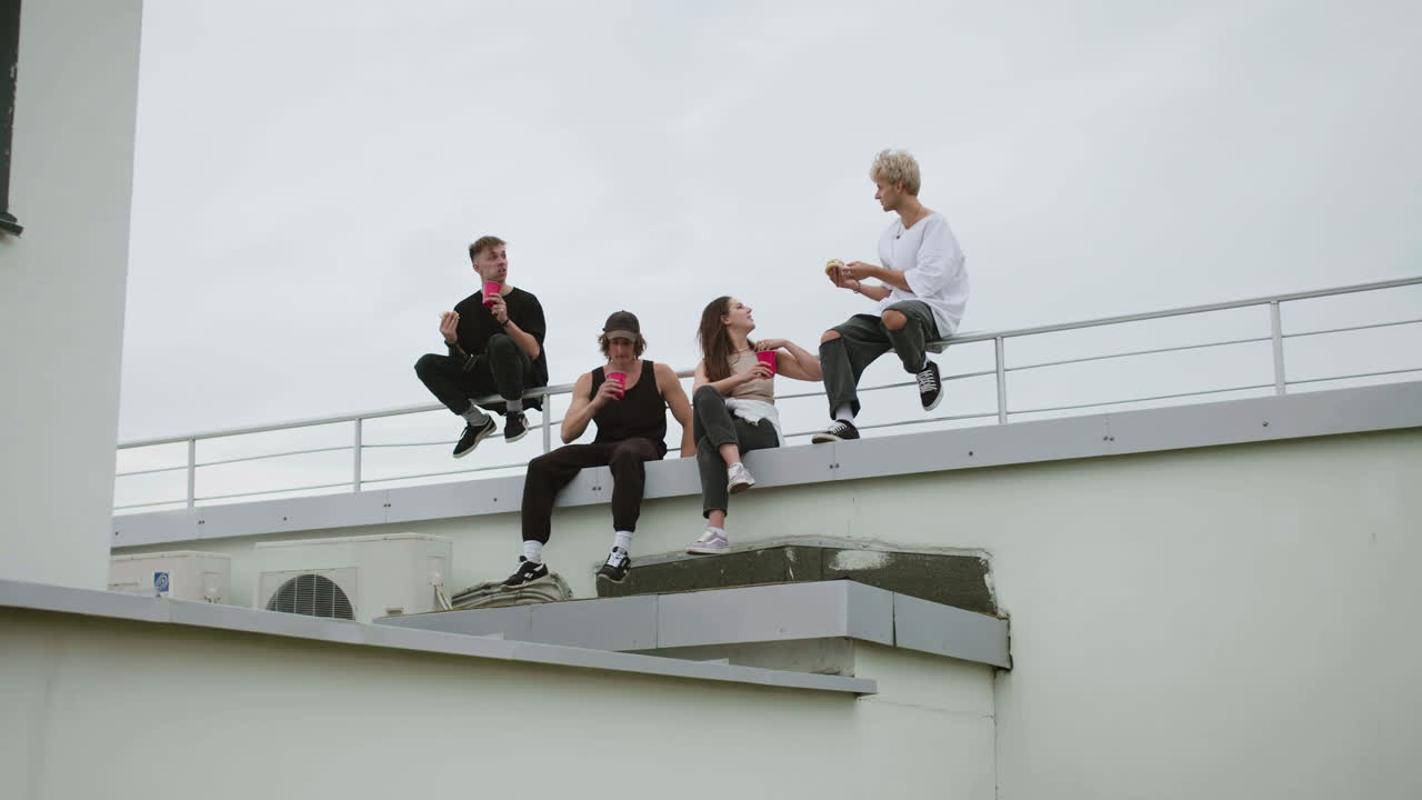 группа друзей, гуляющих.