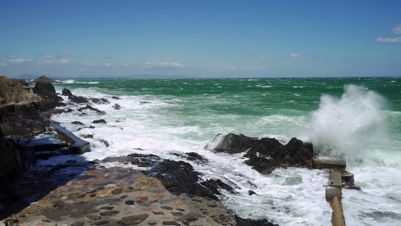 fuertes olas se estrellan contra rocas escarpadas durante fuertes vientos y tormentas cerca de collioure en el sur de francia