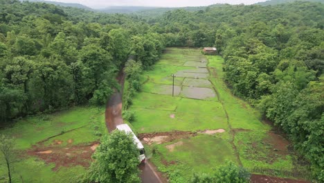 Staatsbus-Fährt-In-Der-Regenzeit-Durch-Den-Wald,-Drohnenansicht-In-Konkan