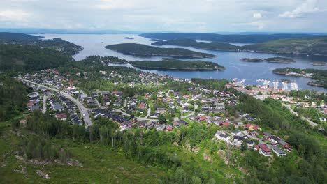 오슬로피오르드 (oslofjord), 세트레 (saetre) 마을과 노르웨이 베스트폴드 오그 텔레마르크 (vestfold og telemark) 의 작은 녹색 섬 - 4k 공중 순환