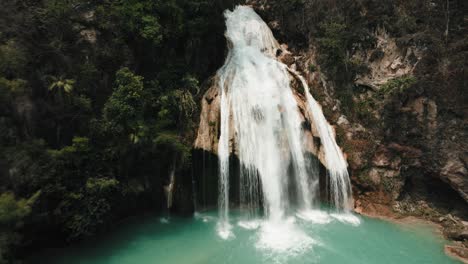 cascada mexicana el chiflon con agua turquesa en chiapas, méxico - toma aérea de un dron