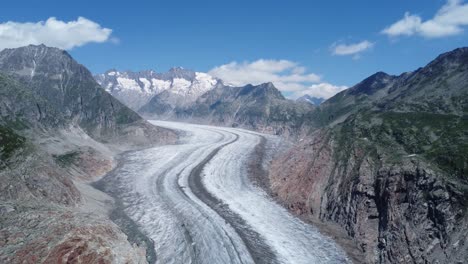 Hermosa-Vista-Sobre-El-Gran-Glaciar-Aletsch-En-Verano,-Hermoso-Clima