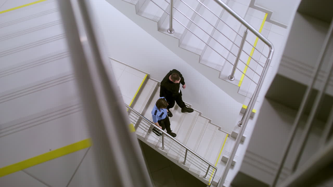 команда в форме спускается вниз.