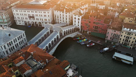 Drone-Aéreo-Del-Puente-De-Rialto-En-La-Ciudad-Histórica-De-Venecia,-Italia-Durante-El-Amanecer