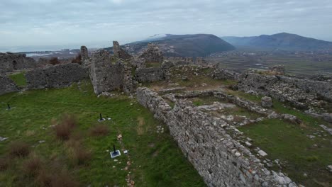 Fundamente-Der-Langlebigen-Steinmauern-Der-Burg-Lezha:-Zeugen-Jahrhundertelanger-Schlachten,-Die-Den-Mut-Der-Zeit-Skanderbegs-Widerspiegeln