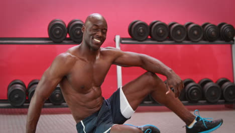 hombre musculoso haciendo press up claps en crossfit