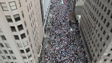 pueblo iraní protestando en la