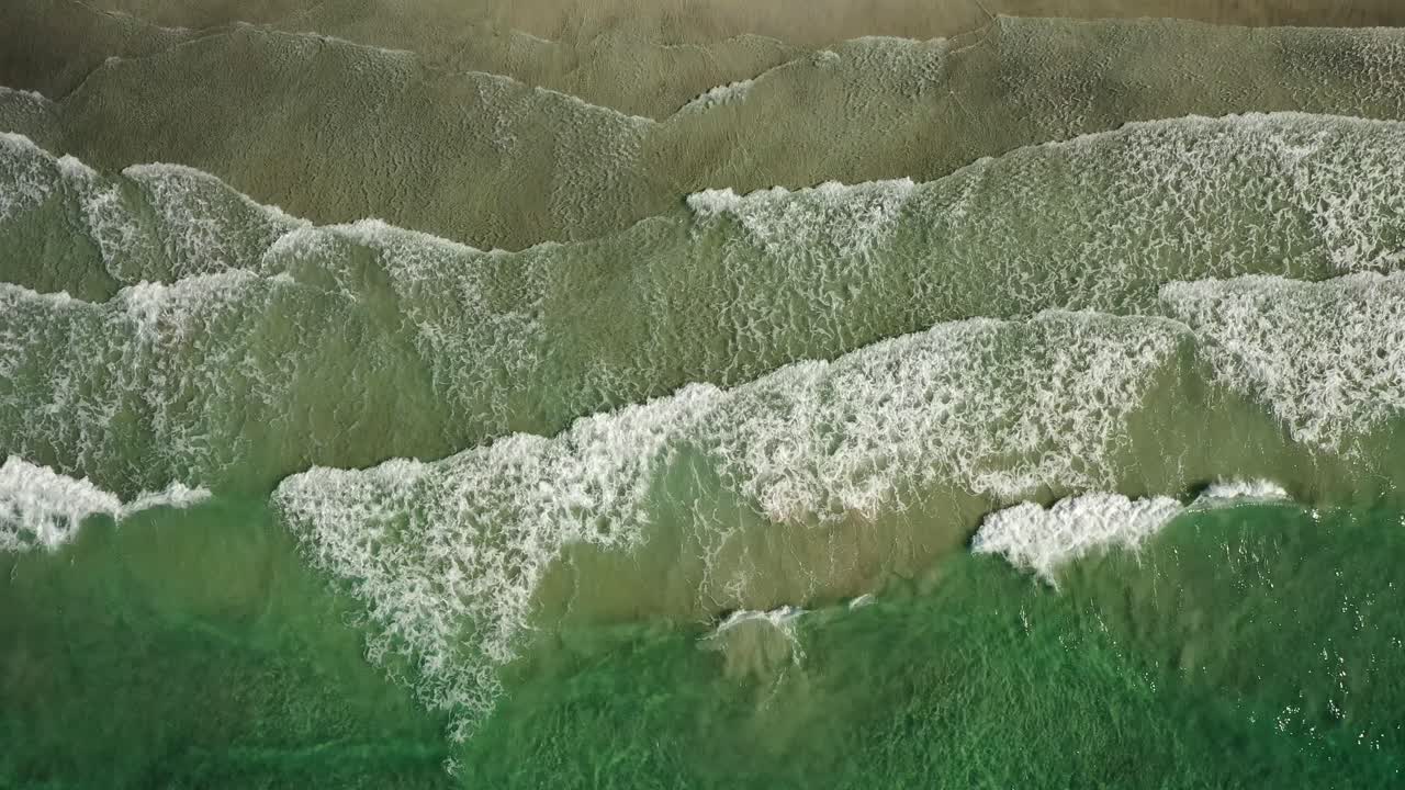 playa de olas abstractas en vista desde arriba.