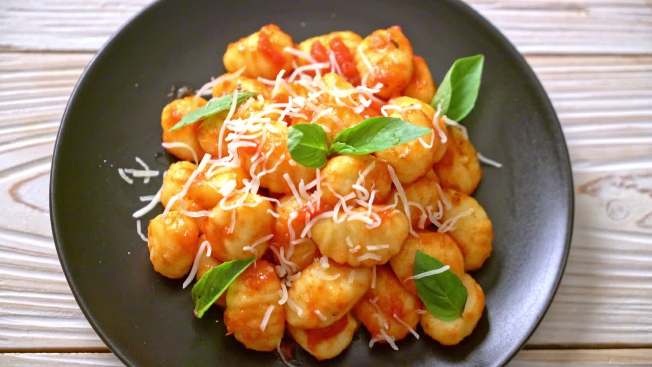 치즈 와 함께 토마토 소스 에 넣은 노키