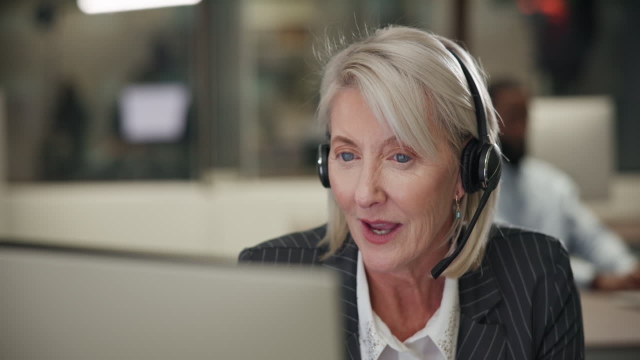 Donna di affari che lavora nella call center